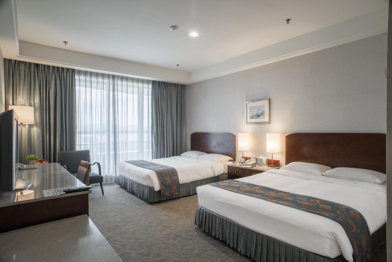 Chateau De Chine Hotel Taoyuan Bagian luar foto